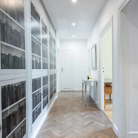 Close-golden Warsaw- 3 Separate - Location&nowy Swiat Warszawa